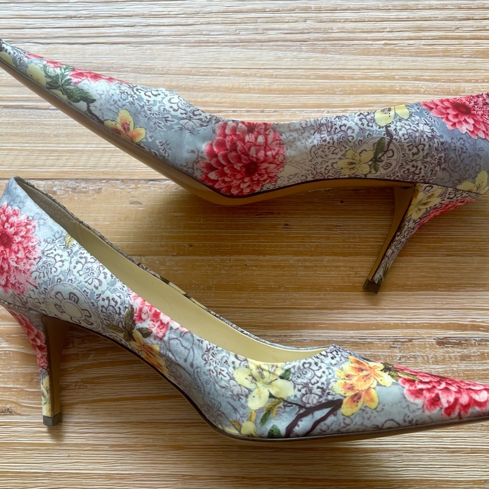 Bettye Muller Floral Fabric Pumps Never Worn